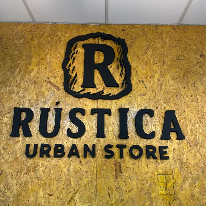 Cartel de Rústica Urban Store en la pared de madera del local